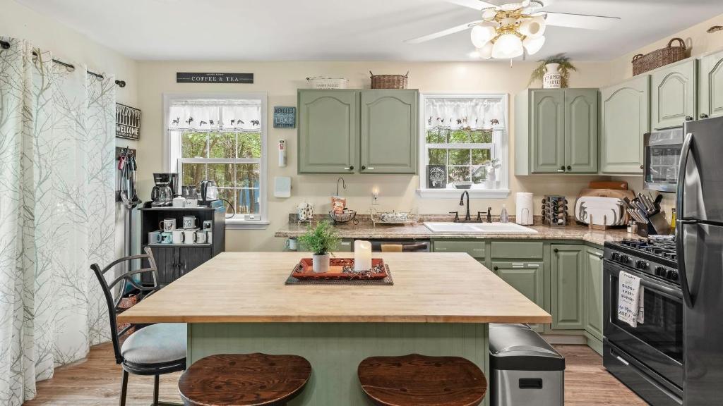 Ridge Retreat by AvantStay Game Room Covered Porch Fire Pit, Blakeslee