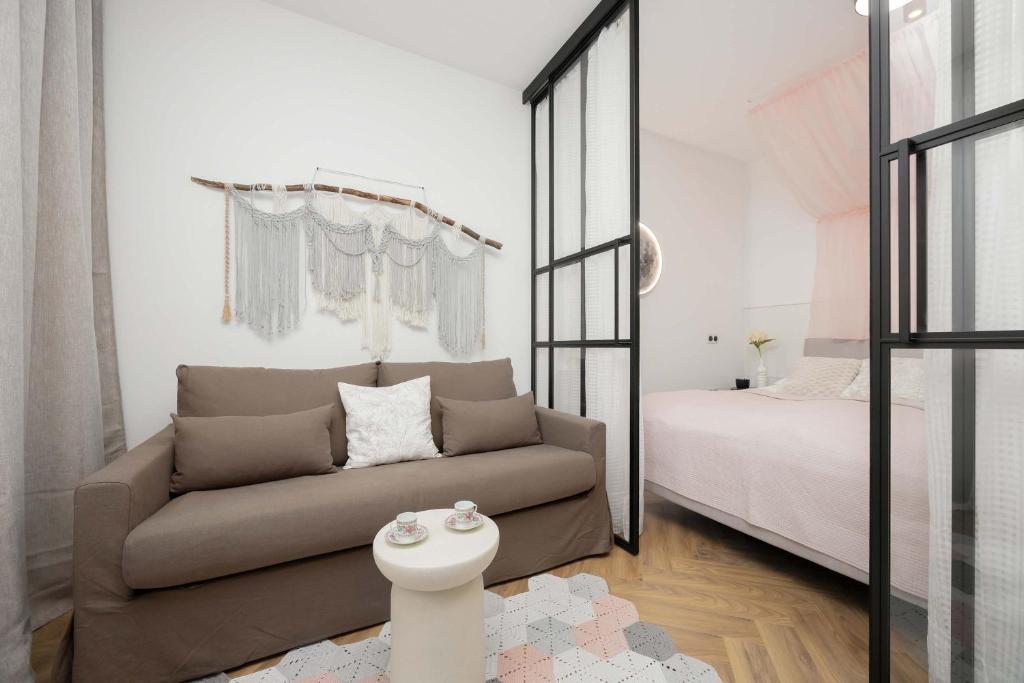 Pastel Apartment Andersa in Warsaw with Air Conditioning by Noclegi Renters, Warsaw