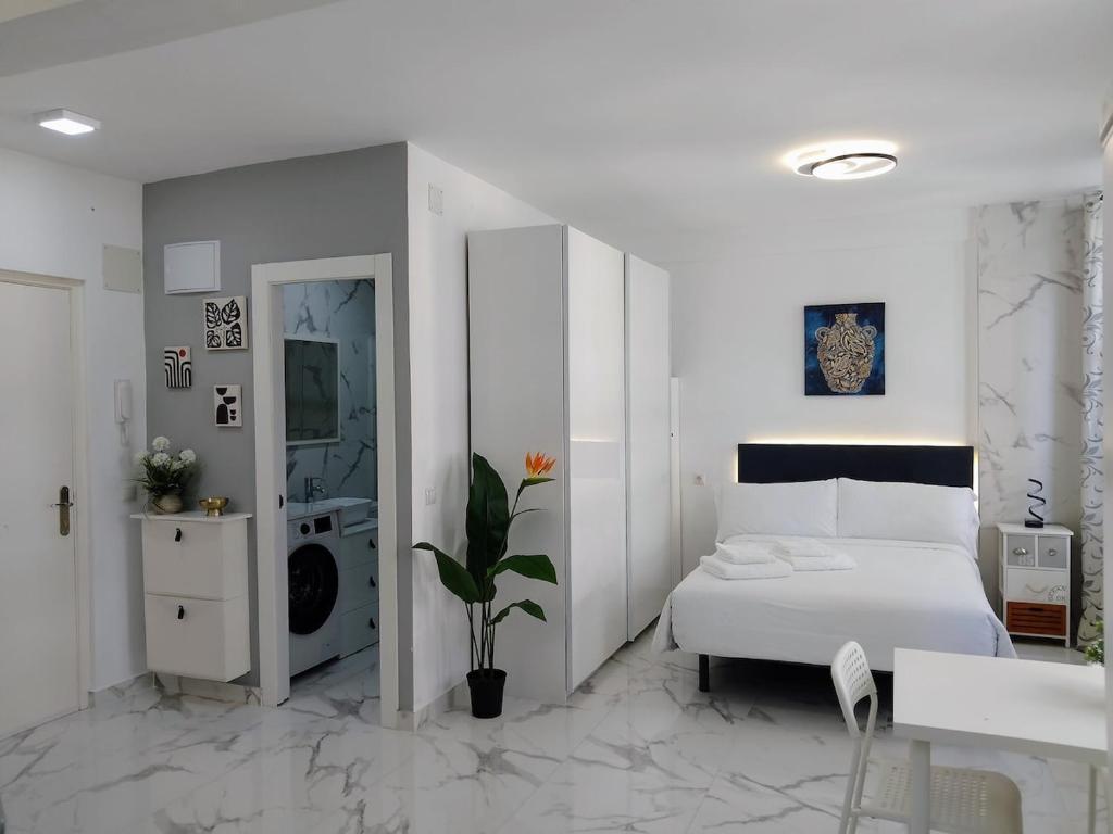 Modern studio in downtown Torremolinos, close to the beach - 1