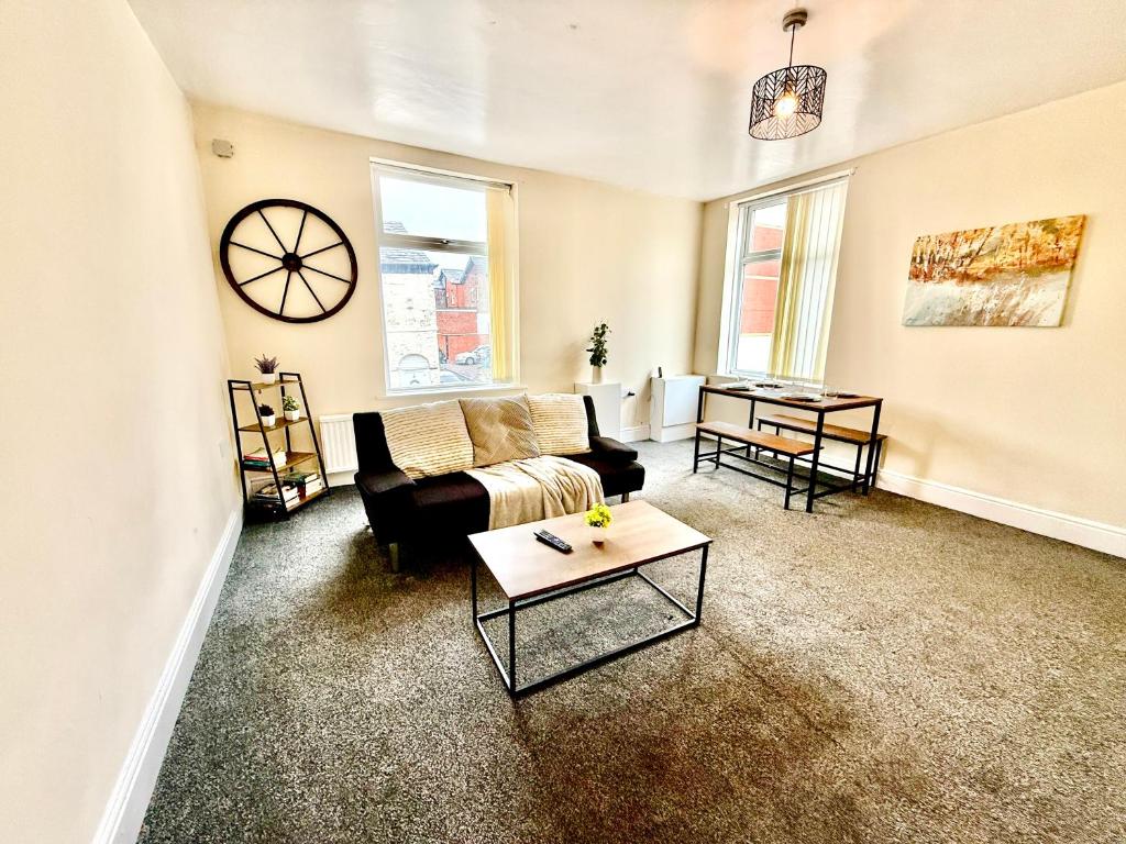 Comfy Entire Apartment with Free Parking in Bury Town, Bury