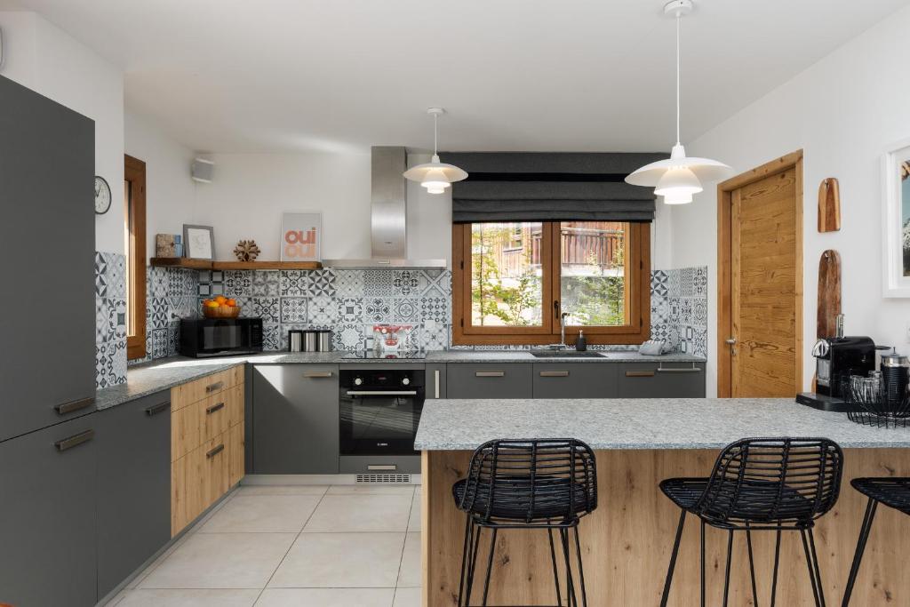 Chalet Le Faon - central Morzine, sleeps 9 - 5