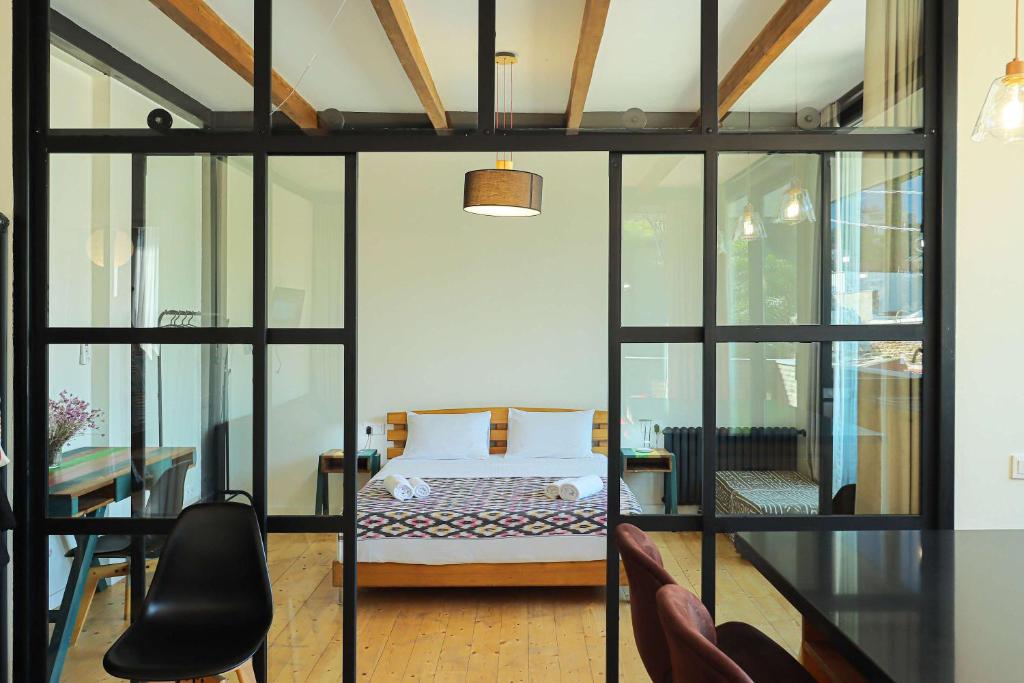 Sololaki Gem 2BR Apt with Balcony - by Wehost, Tbilisi