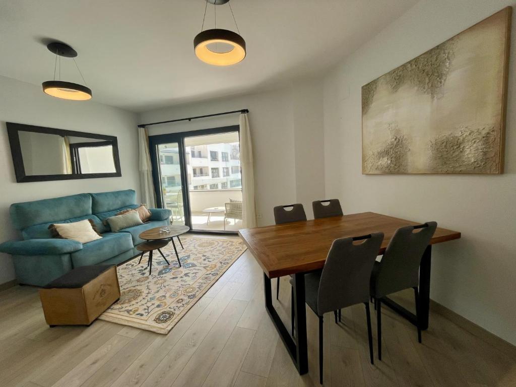 2 Bed Flat - Sleeps 4 - Pool - Parking - Wifi - 2
