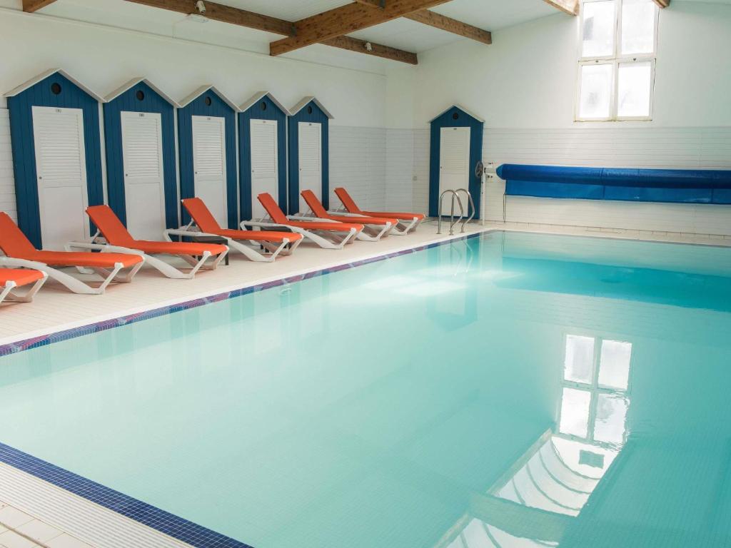 생 질 크루아 드 비의 활기찬 도심 이미지