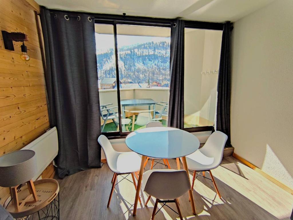 Appartement Rénové 2P avec Balcon Sud, Front de Neige, au Pied des Pistes - 4