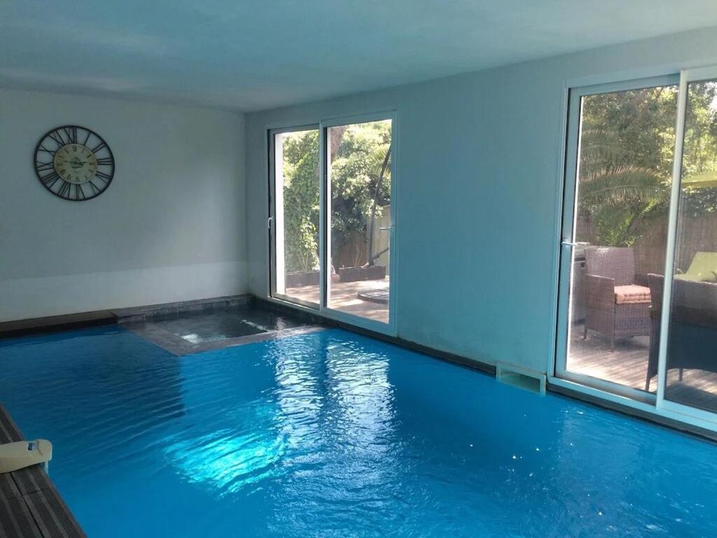 Piscine Intérieure chauffée Appartement Haut de villa - 2
