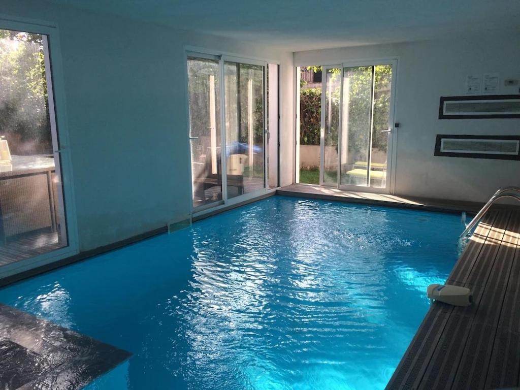 Piscine Intérieure chauffée Appartement Haut de villa - 1