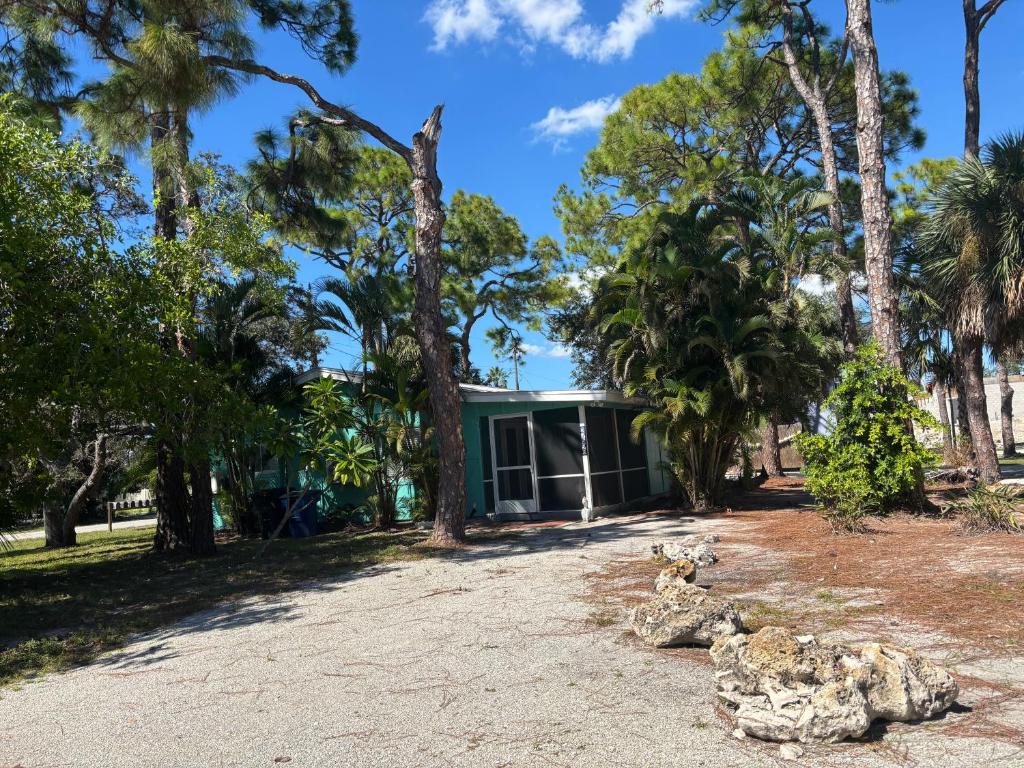 Sea Turtle - Fresh Spacious Cottage W&D Kit 1.3 Mi to Beach, Bonita Springs