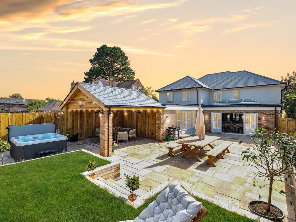 5 Bed in Lymington 96189, Sway