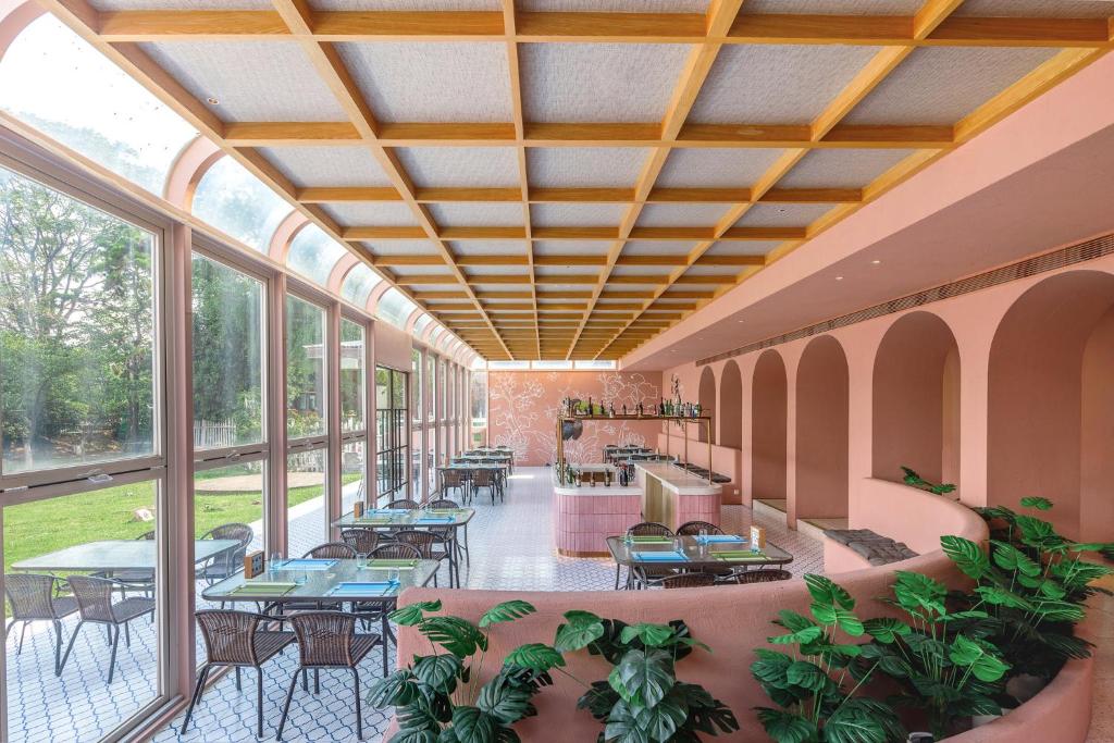 Restaurant, Holiday Inn Wuhan Riverside By IHG in Wuhan