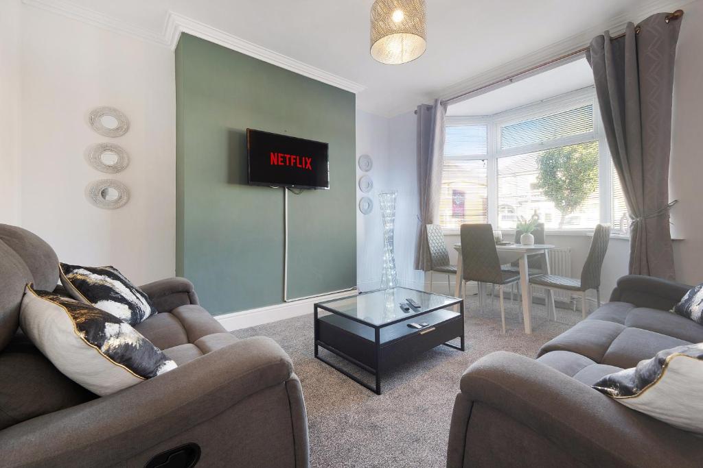 NEW! 4 Bed Home Near Darlington City Centre by Stay With Us, Ideal for Families & Large Groups, FREE OFF-STREET PARKING!!, Darlington