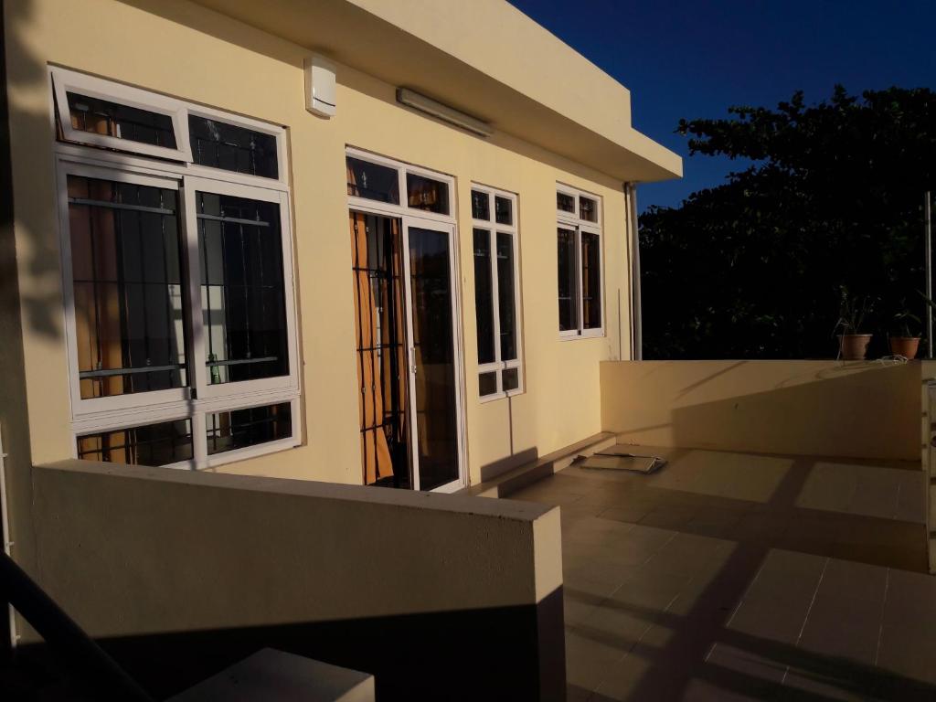 Scenic Riverfront 2 Bedroom Villa in Port Chambly in Baie du Tombeau