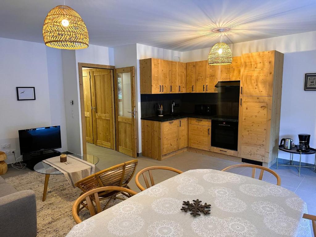 Bel appartement avec grande terrasse, proche du téléphérique - FR-1-464-251 - 3
