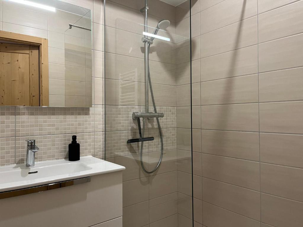 Bel appartement avec grande terrasse, proche du téléphérique - FR-1-464-251 - 5