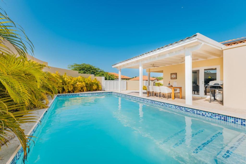 Charming hideaway 2 min to Beach, Palm-Eagle Beach