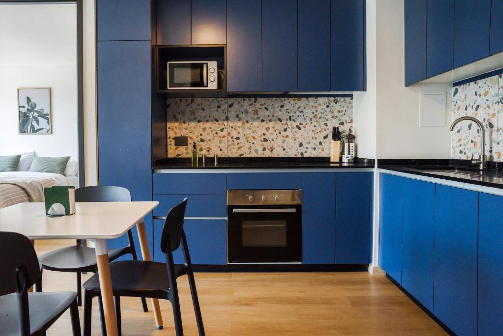 Chic 2BR Retreat for 5 in Vibrant Las Condes Oasis - 4