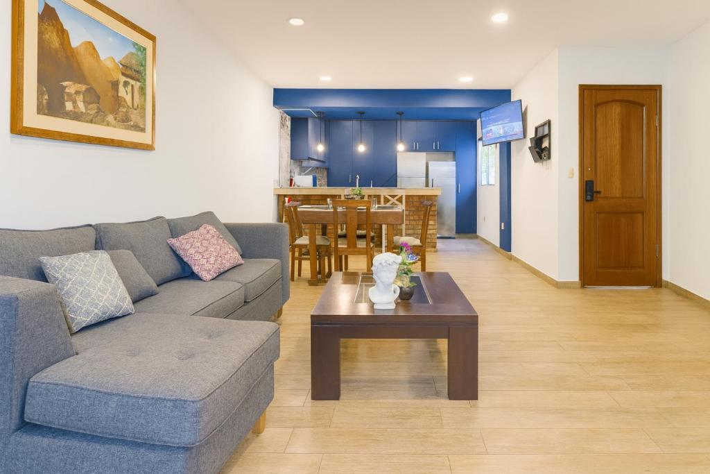 Casa estilo americano cerca del Shopping Mariscal con 2 garajes y WiFi - 1
