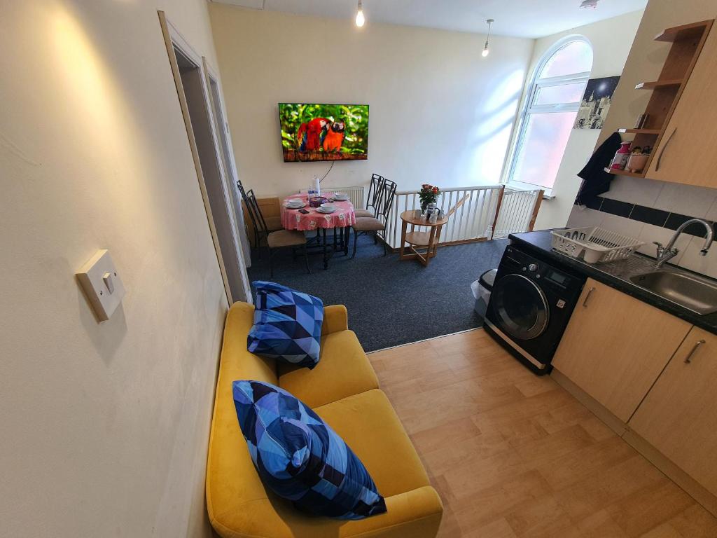 2 Bedroom Flat Free Parking Fast Wi-Fi Self Check-in Visit Manchester Oldham Bury, Rochdale