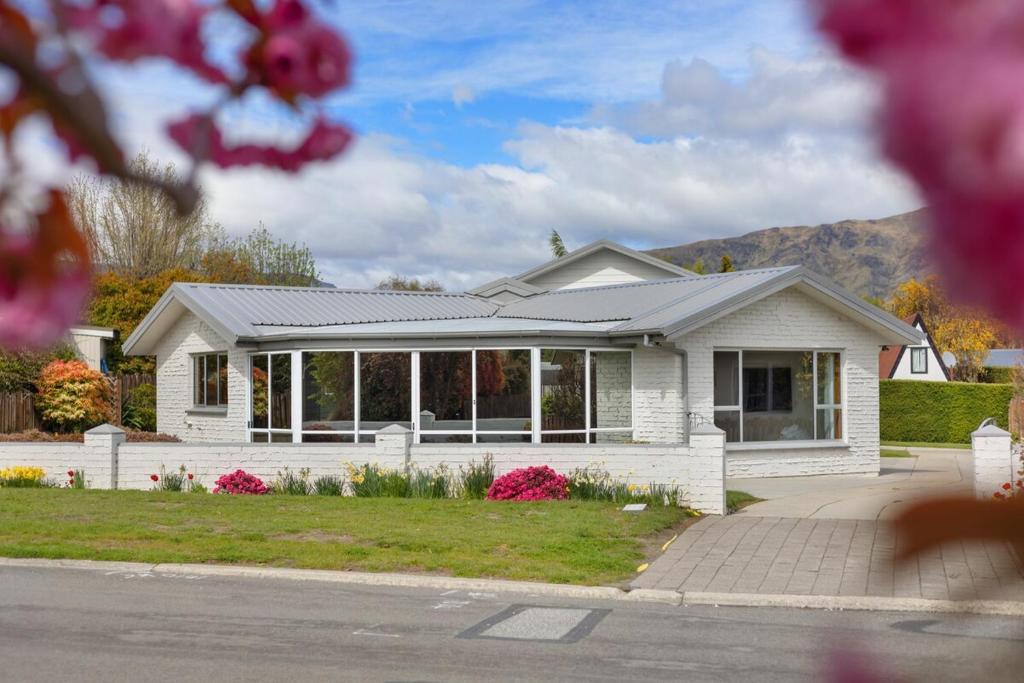 Lara's Lake and Mountain Escape, Wanaka
