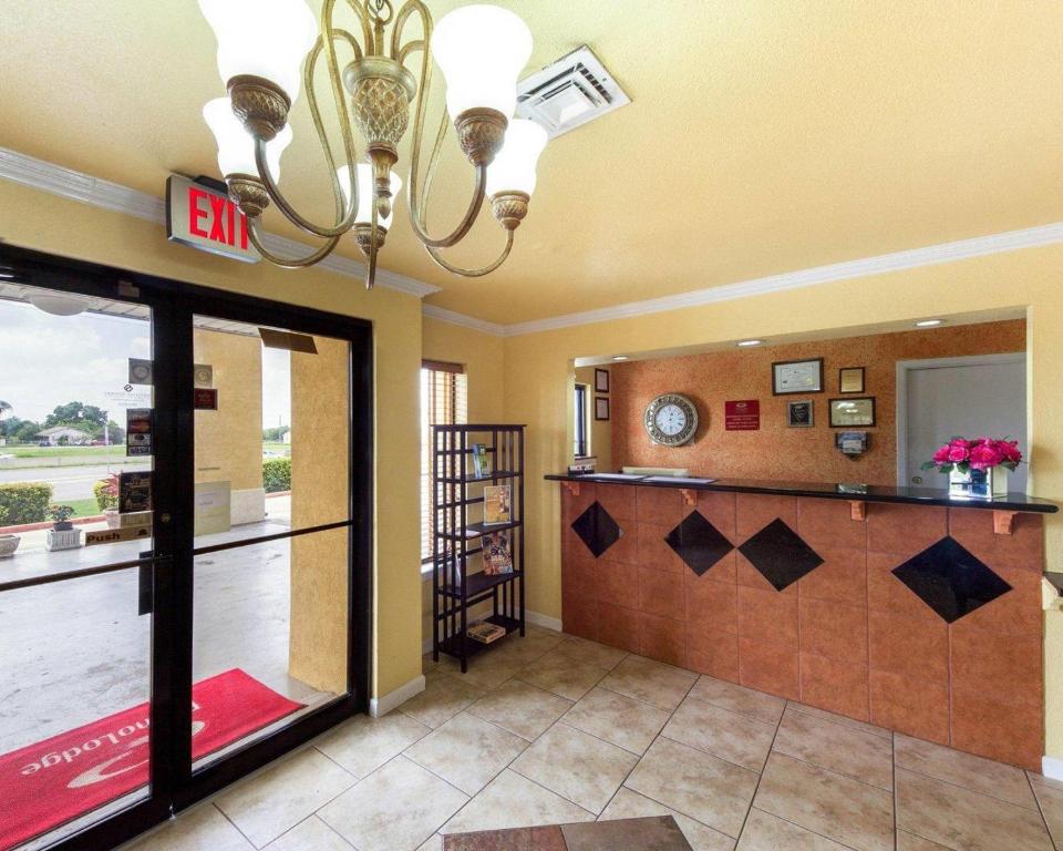 Econo Lodge Inn & Suites San Antonio near Frost Bank Center フロント・ロビー