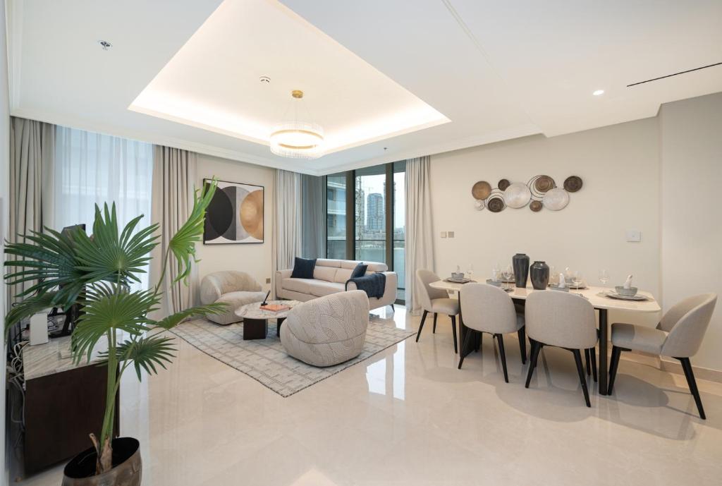 Elegant 2BR apt | Sea View | Emaar Beachfront, Dubaj