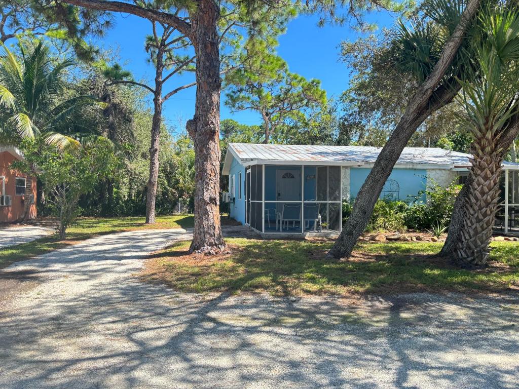 Dolphin Updated Cottage On River - 1 Mile to Beach Kitchen Washer Dryer, Bonita Springs