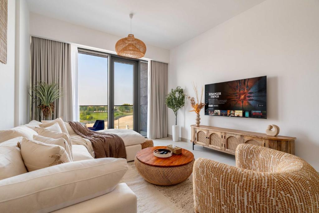 Serene 1BR Retreat with Pool & Gym by Safa Park, Дубай