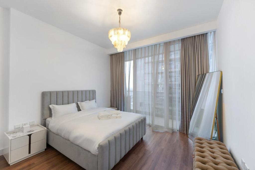 Stylish 1BR Canal View & 12 min to Downtown, Dubai