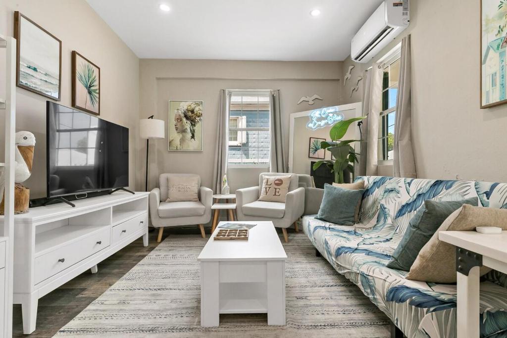 The Crucian Queen - Walkable - AC - Outdoor Shower, Christiansted