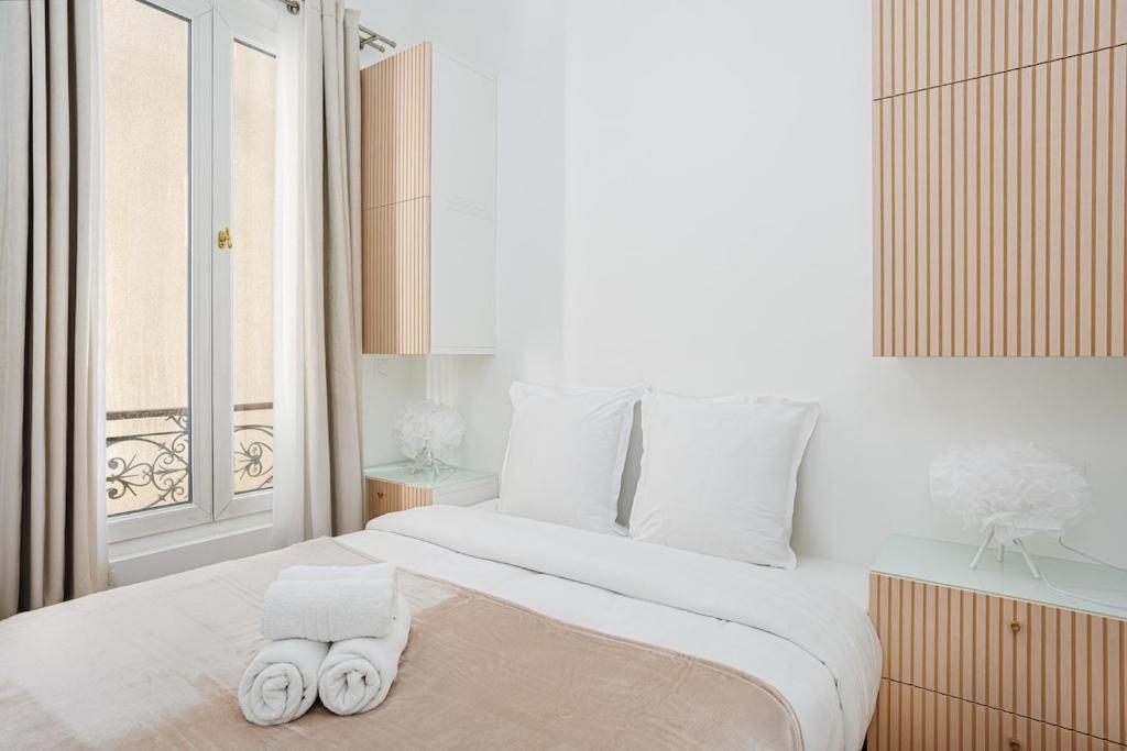 Elegant Parisian Minimalism near Arc de Triomphe - 2