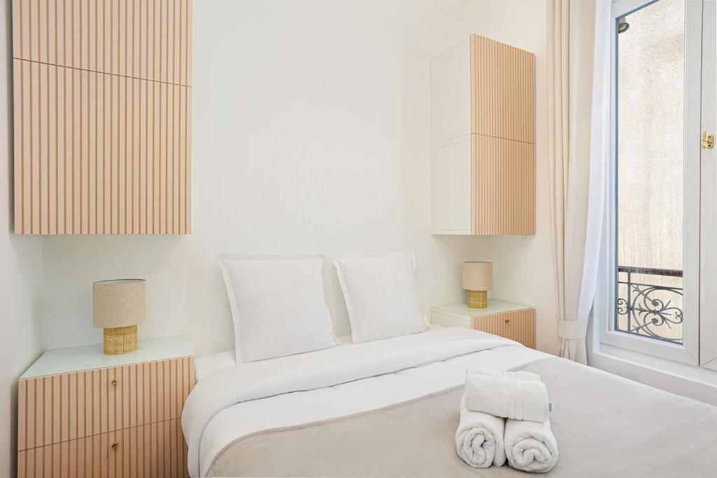 Elegant Parisian Minimalism near Arc de Triomphe - 4