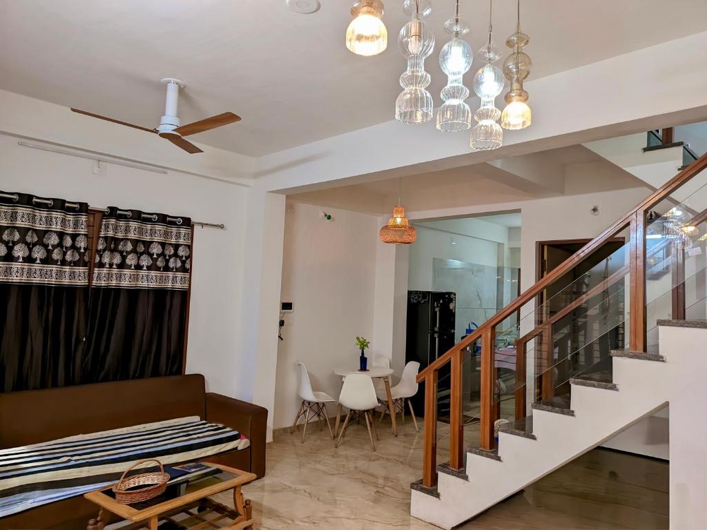 The Moonlight Meadows, Ahmadábád