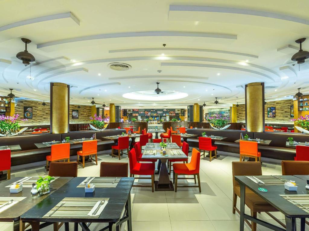 Food and beverages, Grand Mercure Phuket Patong in Phuket