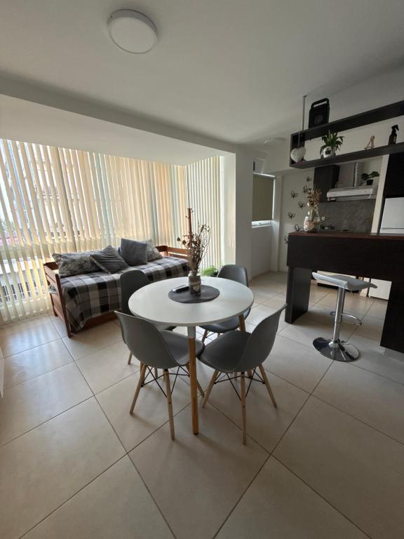 Departamento al frente, zona la perla con cochera - 1