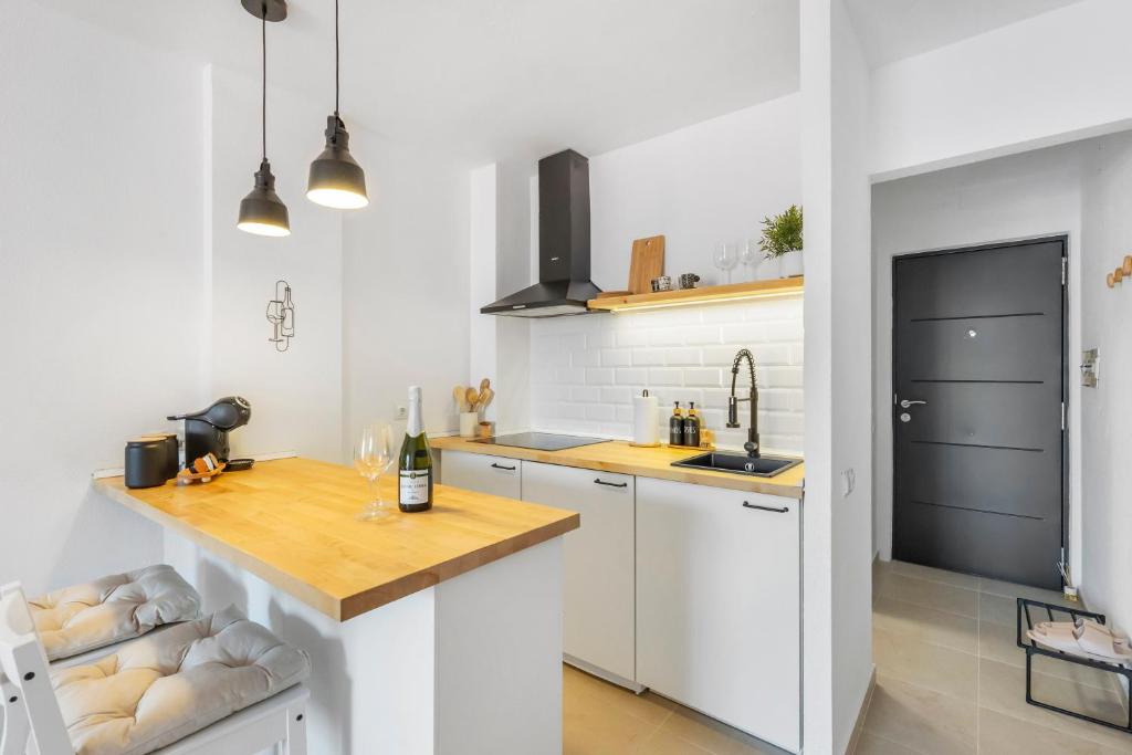 1BDR Studio 150m from Sea with Workspace - 5