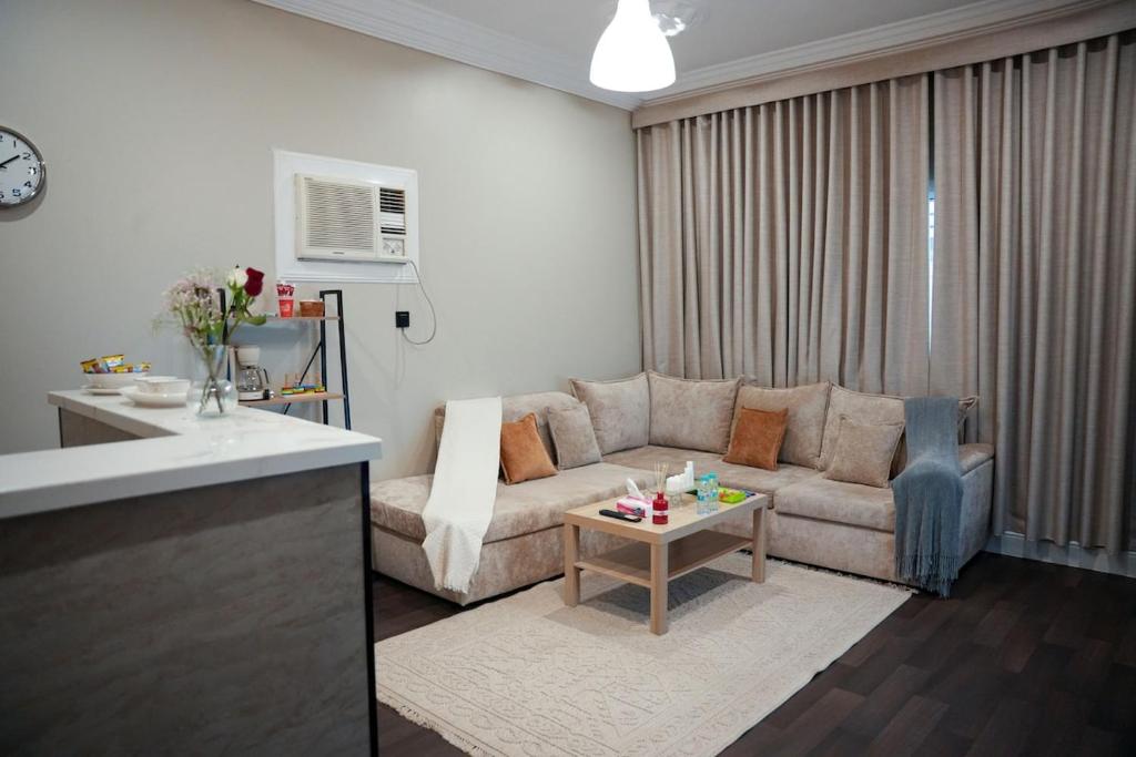 Quiet apartment, room, hall, bathroom and American kitchen, Medína