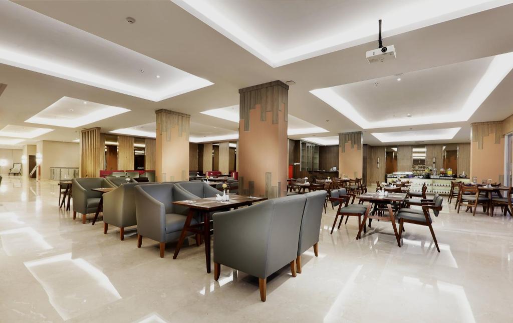 Restaurant, Harper Perintis by ASTON in Makassar