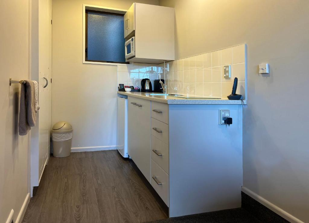 Kitchen, Strathern Motor Lodge in Christchurch