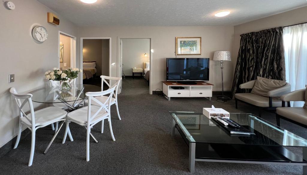 Shared lounge/TV area