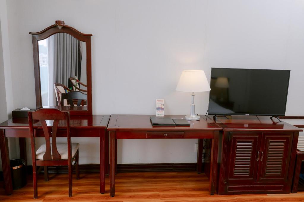 Shared lounge/TV area