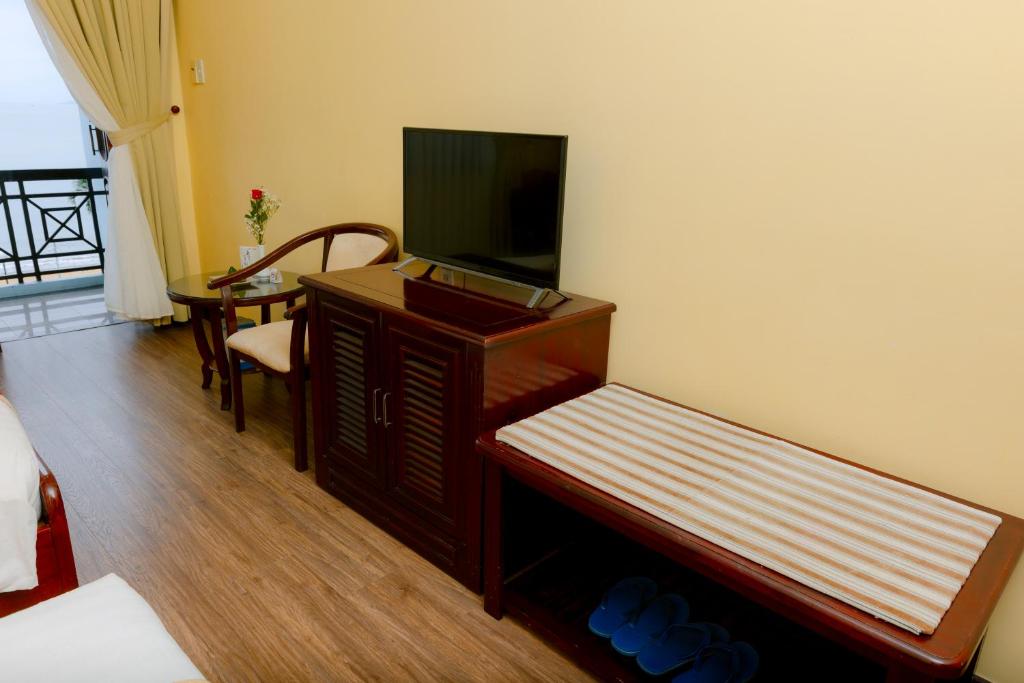 Shared lounge/TV area