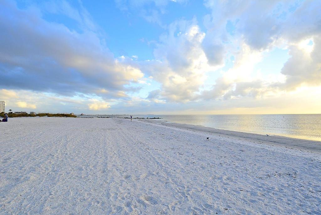Land's End 1-203 Pool View, St Pete Beach