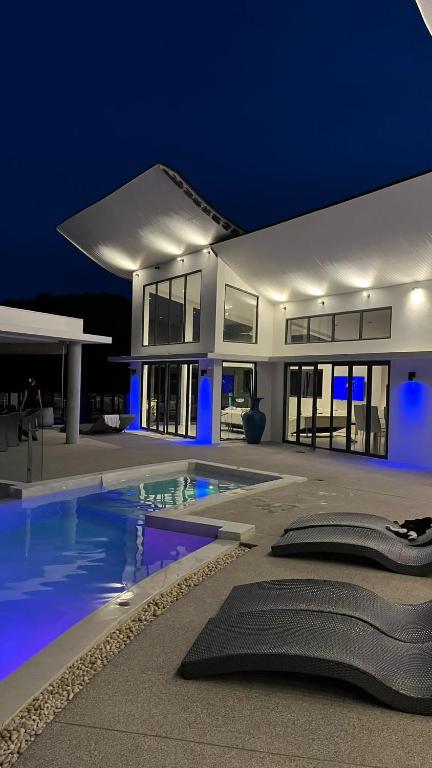 Unit with bed in Busy Osu, Accra