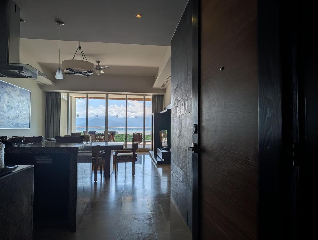 Luxury 3Bd condo - 4