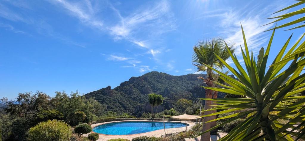 VILLA L'ESTEREL AVEC PISCINE VUE MER -MANDELIEU 06210- 6 Pers - 3
