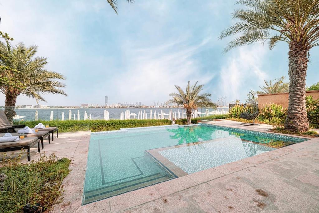 Villa with Private Pool in Palm Jumeirah, Dubai