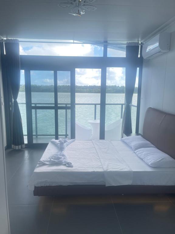 lake view apartment 湖畔别墅, Montmartre