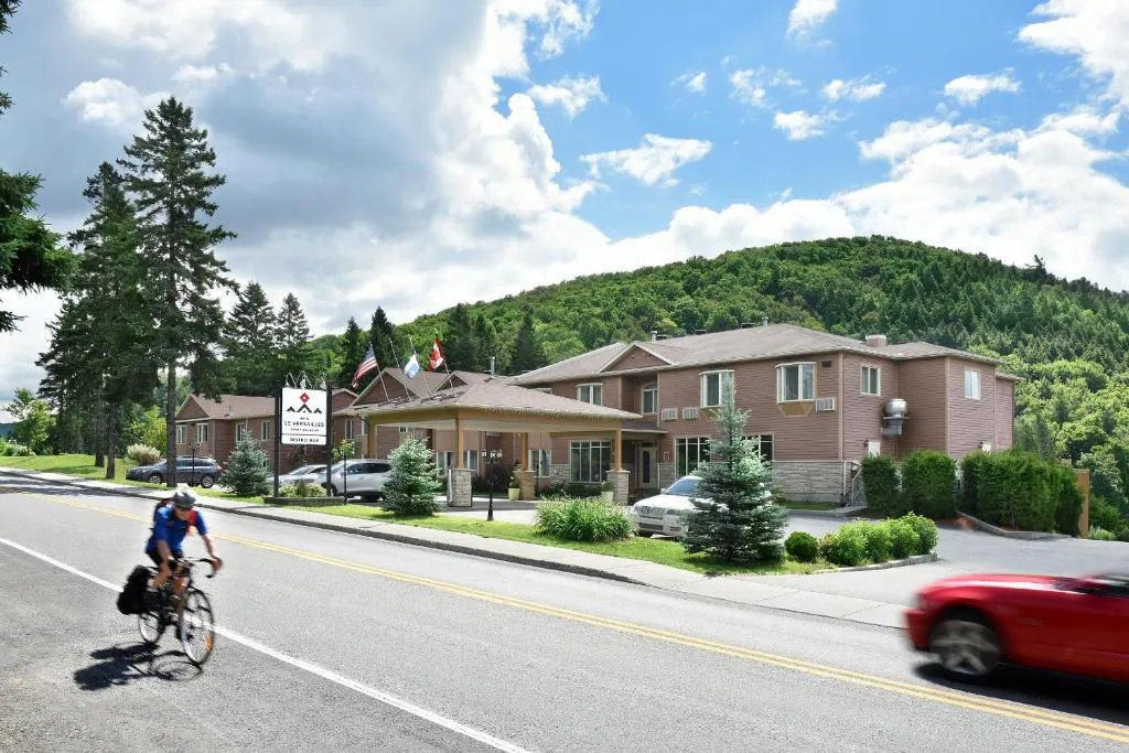 Hotel Le Versailles, hotel in Saint-Sauveur-des-Monts