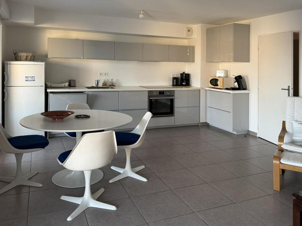 Appartement T3 pour 6 pers, balcon, parking, Le Lavandou - FR-1-803-96 - 3