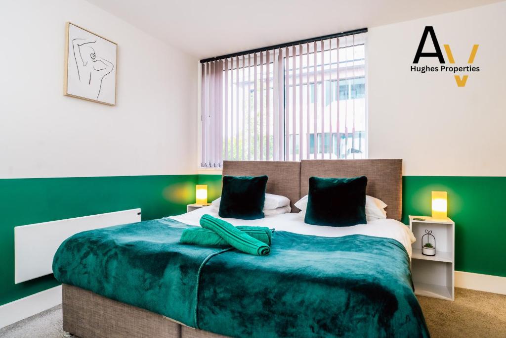 Luxury Two-Bedroom Apartment - Free Wi-Fi, Close to Station, Ideal for Relocation Guests by AV Hughes Properties, Milton Keynes